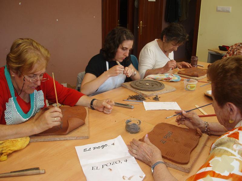 ALUMNAS DE BOO DE PIELAGOS HACIENDO CERAMICA.JPG